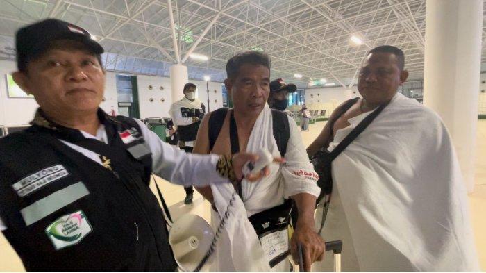BIMBING JEMAAH - Pelaksana Bimbingan Ibadah PPIH Arab Saudi 2024, KH Mulyono, membimbing jemaah haji Kloter 20 UPG di Paviliun D4 King Abdul Aziz İnternational Airport (KAAIA) Jeddah, Arab Saudi, Senin (27/5/2024) dini hari. Kebanyakan jemaah haji Indonesia di Kloter 20 UPG berasal dari Papua.