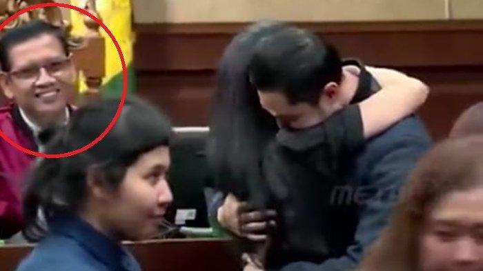 Sandra Dewi memeluk Harvey Moeis setelah sidang, sang hakim tersenyum