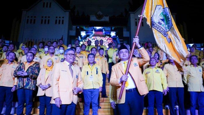 Ketua DPD II Golkar Makassar Munafri Arifuddin mengibarkan bendera pataka Golkar sesuai dilantik di Monumen Mandala Kota Makassar Jalan Jenderal Sudirman Kota Makassar Jumat (19/8/2022) malam.