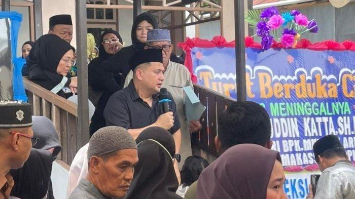 Munafri Arifuddin saat memberi sambutan di rumah duka Almarhum Arifuddin katta di Jl R.A Kartini Majene, Senin (13/1/2024).
