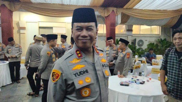 NARKOBA SULSEL - Kapolda Sulsel Irjen Pol Yudhiawan saat dihampiri di sela buka puasa bersama Forkopimda Sulsel di Rumah jabatannya, Jl Andi Mappaodang, Kecamatan Tamalate, Makassar, Kamis (13/3/2025). Irjen Pol Yudhiawan menyebut Parepare, Pinrang dan Sidrap pasar utama peredaran narkoba di Sulsel.
