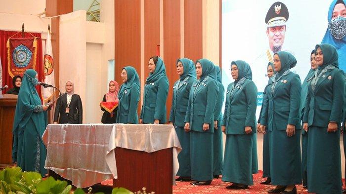 KETUA PKK SULSEL-Ketua TP PKK Provinsi Sulawesi Selatan (Sulsel), Naoemi Octarina melantik 22 ketua PKK se-Sulsel, Selasa (11/03/2025).
Pelantikan dan pengukuhan tersebut dilakukan secara serentak untuk Ketua TP PKK Kota/Kabupaten dari seluruh Provinsi Sulsel, di Baruga Pattingalloang Rumah Jabatan Gubernur Sulsel.