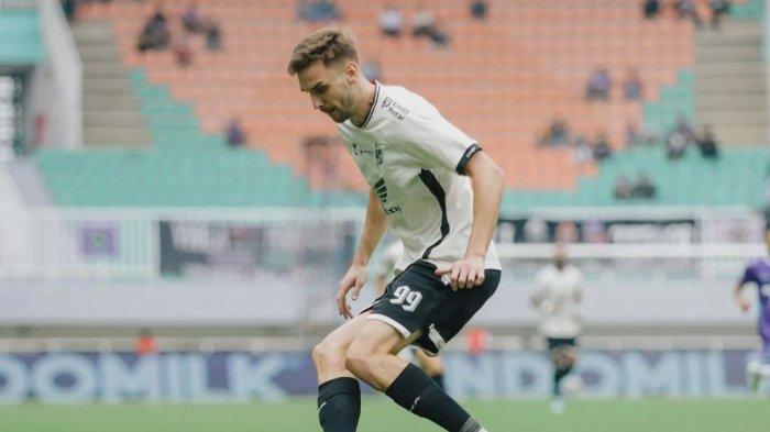 Striker PSM Makassar, Nermin Haljeta saat lawan Persita Tangerang pada pekak 17 Liga 1 2024/2025 di Stadion Pakansari, Bogor, Jawa Barat, Minggu (29/12/2024) sore.