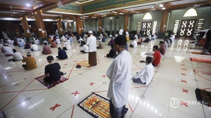Ilustrasi sholat. Warga melaksanakan salat Jumat berjamaah dengan menerapkan jaga jarak di Masjid Al-Markaz Al-Islami, Makassar, Sulawesi Selatan, Jumat (5/6/2020). Berikut Niat dan Tata Cara Sholat Qabliyah dan Sholat Badiyah Jumat 2 Rakaat, Lengkap Amalan Sebelum Jumatan