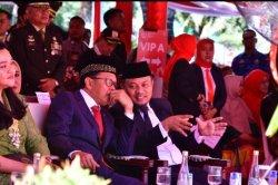 Prof Nurdin Abdullah-Andi Sudirman Sulaiman ( Prof Andalan) bersanding di panggung upacara HUT Ke-79 RI di Gubernuran, Makassar, Sabtu (17/8/2024) pagi.