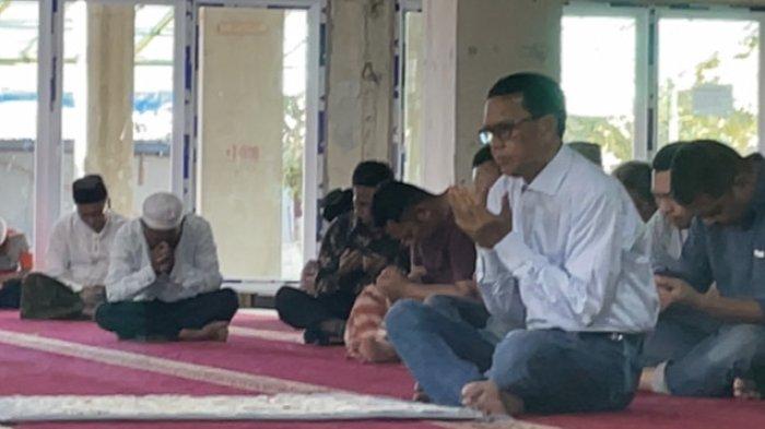 Nurdin Abdullah kala menjadi imam di Masjid Nur Ikhlas di sekitar kediamannnya Perumahan Dosen Unhas Tamalanrea