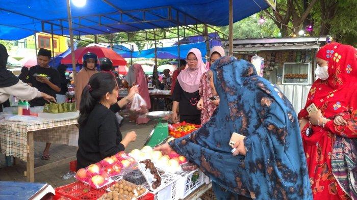 PASAR KULINER - Warga berburu takjil di pasar kuliner Ramadan, Jl Lasangkuru, Kelurahan Paddupa, Kecamatan Tempe, Kabupaten Wajo, Sulawesi Selatan, Minggu (2/3/2025).