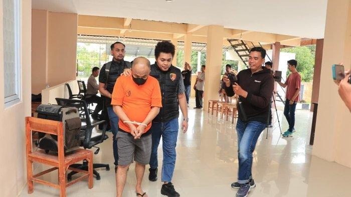 PASSOBIS - Hendra (40) passobis asal Kabupaten Sidrap, Sulsel diringkus Polres Barru setelah berhasil menipu warga Barru hingga alami kerugian ratusan juta. Saat ini pelaku ditahan di Mapolres Barru di Jl Jendral Sudirman, Kelurahan Sumpang Binangae, Kabupaten Barru, Sulsel, Rabu (23/4/2025).