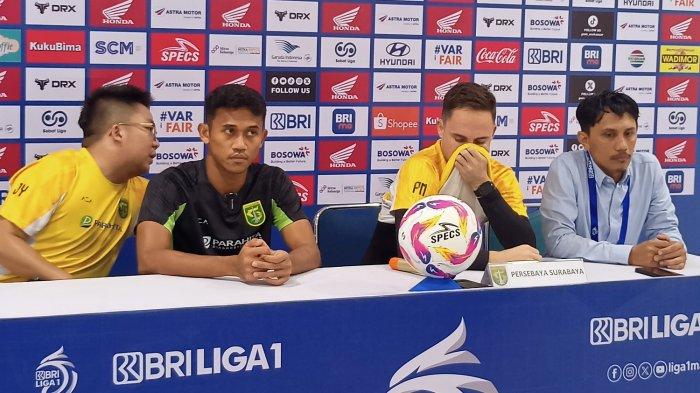 PAUL MUNSTER - Pelatih Persebaya Surabaya Paul Munster melakukan aksi tutup hidung dan mulut selama press conference, dikarenakan ruangan berbau, Kamis (6/3/2025). Paul Munster menganggap Stadion BJ Habibie belum layak digunakan dalam pertandingan antar PSM Vs Persebaya Surabaya.