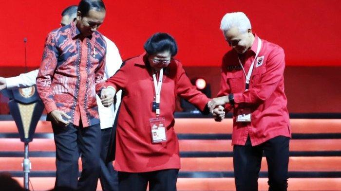 Momen Presiden Joko Widodo (Jokowi) dan bakal calon presiden (bacapres) Ganjar Pranowo menggandeng Ketua Umum PDI-P Megawati Soekarnoputri menuruni anak tangga panggung di pembukaan Rakernas IV PDI-P, Jumat (29/9/2023).