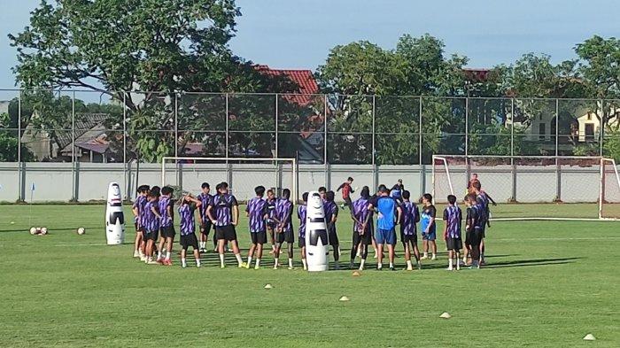 PEMAIN ABSEN - Skuad PSM Makassar latihan di Stadion Kalegowa, Kabupaten Gowa, Kamis (27/3/2025) sore. Empat pemain masih absen latihan.