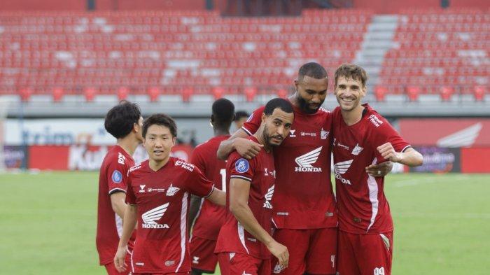 PEMAIN ASING – Empat pemain asing PSM Makassar: Daisuke Sakai, Victor Luiz, Yuran Fernandes, dan Nermin Haljeta saat menghadapi Persija Jakarta pada pekan ke-24 Liga 1 2024/2025 di Stadion Kapten I Wayan Dipta, Gianyar, Bali, Minggu (23/2/2025).
 