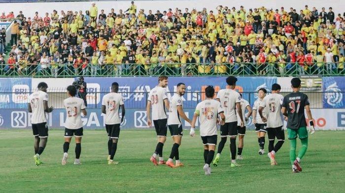 PEMAIN CEDERA - Skuad PSM Makassar melawan Barito Putera pada pekan 33 Liga 1 2024/2025 di Stadion Demang Lehman, Banjar, Kalimantan Selatan, Sabtu (17/5/2025). Badai cedera terus menerpa PSM Makassar.