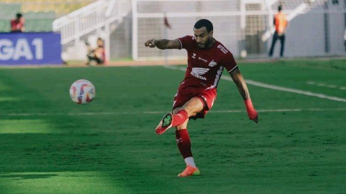 PEMAIN TERSIBUK - Bek kiri PSM Makassar, Victor Luiz saat crossing bola melawan Semen Padang pada pekan 28 Liga 1 2024/2025 di Stadion BJ Habibie, Parepare, Kamis (10/4/2025). Victor Luiz menjadi pemain paling sibuk di PSM Makassar.