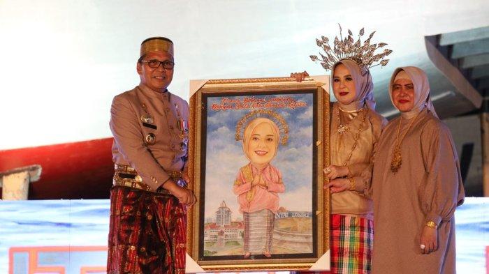 Pada gala dinner tersebut, Indira mendampingi Danny Pomanto, menyerahkan cendramata sebagai bentuk penghargaan sekaligus kenang-kenangan kepada Fatmawati Rusdi.