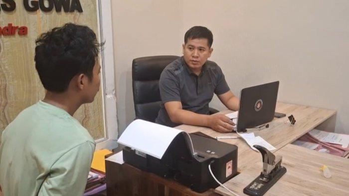 PEMUDA MESUM - Pemuda berinisial MN (24) di Kabupaten Gowa, Sulawesi Selatan (Sulsel), ditangkap polisi setelah kepergok merekam tetangganya sendiri yang sedang ganti pakaian. Kini pelaku di sel tahanan Mapolres Gowa, Sabtu (3/5/2025). 



