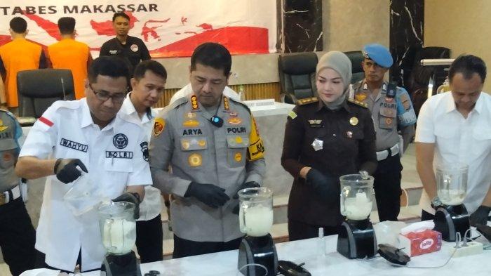 PEMUSNAHAN NARKOBA - Kapolrestabes Makassar Kombes Pol Arya Perdana didampingi Kabid Labfor Polda Sulsel Kombes Wahyu Marsudi, Kasi Pidum Kejari Makassar As'rini As'ad dan Kasat Resnarkoba Polrestabes Makassar AKBP Lulik Febyantara saat memusnahkan barang bukti sabu dengan cara diblender di Mapolrestabes Makassar, Jl Ahmad Yani, Rabu (26/2/2025). Sebanyak 1,4 kg sabu dimusnahkan hasil pengungkapan kasus Polrestabes Makassar.
 