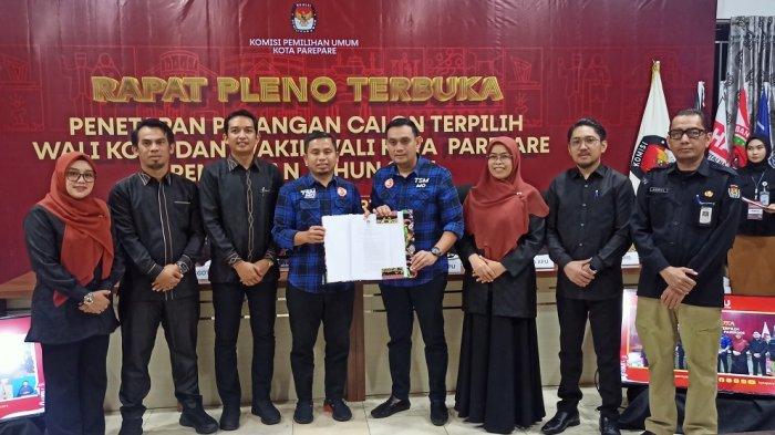 PENETAPAN KPU - Tasming Hamid-Hermanto saat menerima SK penetapan Wali Kota dan Wakil Wali Kota Parepare terpilih dari KPU Parepare, Rabu malam (5/2/2025). Paslon lainnya tak hadir dalam penetapan pemenang Pilwali Parepare 2024.
