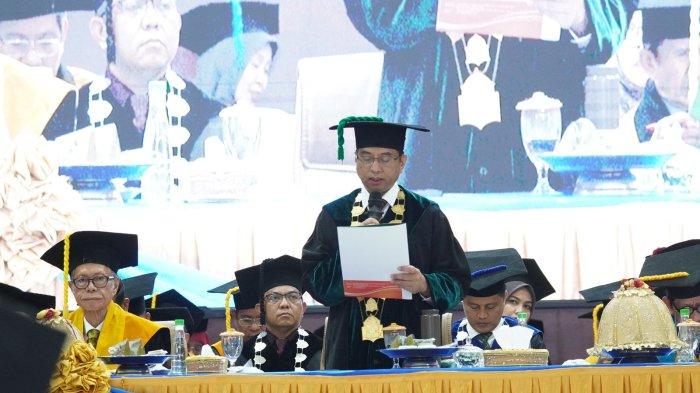 Rektor UIN Alauddin Makassar, Prof Hamdan Juhannis mengukuhkan 768 wisudawan dari delapan fakultas dan satu pascasarjana dalam Sidang Senat Terbuka Luar Biasa yang digelar di Gedung Auditorium, Kampus II UIN Alauddin, Kabupaten Gowa, Rabu (11/9/2024).
