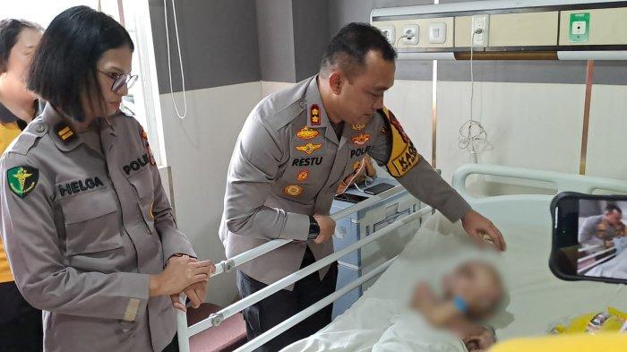 PENYEKAPAN ANAK - Kapolres Pelabuhan Makassar, AKBP Restu Wijayanto saat menjenguk korban penyekapan di RS Bhayangkara Makassar, Jl Mappaodang, Kecamatan Tamalate, Makassar, Jumat (7/2/2025). Dua anak berusia 9 dan 8 tahun jadi korban penyekapan dan penyiksaan orangtuanya sendiri.