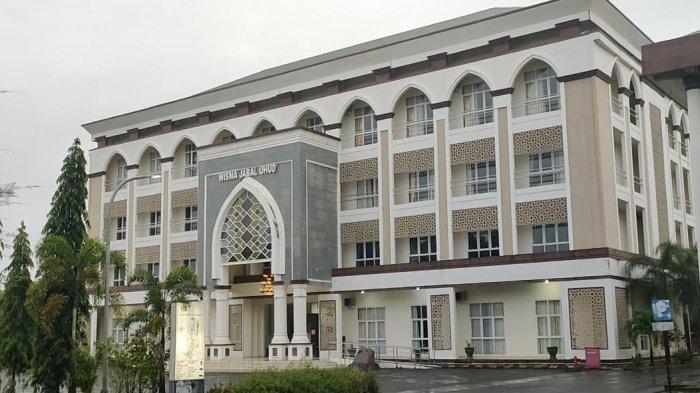 PERSIAPAN ASRAMA HAJI – Wisma Jabal Uhud di Asrama Haji, Sudiang, Kecamatan Biringkanaya, Makassar. Ketua Tim Humas Kemenag Kanwil Provinsi Sulsel, Mawardi Siradj, mengatakan Asrama Haji siap menampung 15.790 calon jemaah dari delapan provinsi.