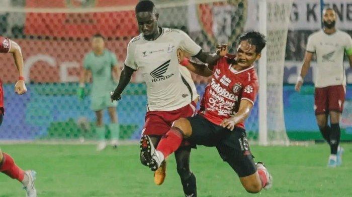 PERUBAHAN JADWAL -  Gelandang PSM Makassar, Latyr Fall dikawal oleh pemain Bali United pada pekan 13 Liga 1 2024/2025 di Stadion Kapten I Wayan Dipta, Gianyar, Bali pada Sabtu (7/12/205).  PSM Makassar ajukan perubahan jadwal lawan Bali United pada Jumat (25/4/2025) dan lawan PSS Sleman, Sabtu (3/5/2025) tetapi ditolak PT LIB.