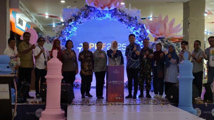 PHINISI HOSPITALITY - Foto bersama para tamu event Phinisi Hospitality Fair di Phinisi Point Mall, Jumat (20/6/2025). CEO Phinisi Hospitality, Anggiat PHF menjadi langkah strategis untuk memperkuat brand Phinisi Group, sekaligus mendongkrak industri perhotelan di tengah penurunan pendapatan akibat minimnya kegiatan instansi pemerintahan di hotel.