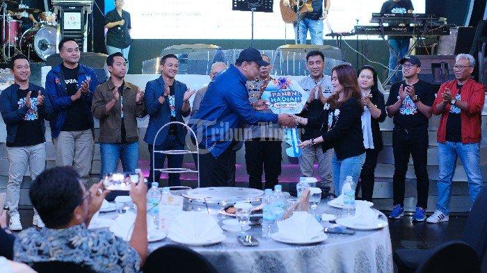 HADIAH UTAMA - PJS Pimpinan BRI Cabang Panakkukang, Setiawati Patenrengi (kiri) menyerahkan secara simbolis hadiah utama pengundian Panen Hadiah Simpedes (PHS) kepada perwakilan pemenang yang berlangsung di D'Liquid Hotel Claro, Jl. AP Pettarani, Makassar. Sabtu (5/7/2025). Hadiah utama, mobil Suzuki XL7, berhasil dibawa pulang oleh Yuliana yang merupakan nasabah dari Unit Batua Raya Panakkukang.