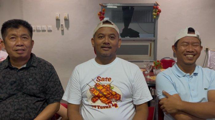 PILKADA PALOPO - Calon Wakil Wali Kota Palopo nomor urut 4, Akhmad Syarifuddin (tengah) dan Trisal Tahir (kanan) saat ditemui di Hotel Agrowisata Palopo, Sabtu (24/5/2025) malam. Paslon 4 klaim kemenangan berdasarkan C hasil dari 260 TPS PSU Pilkada Palopo.