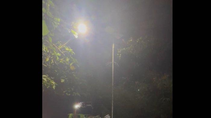 LAMPU SUMOANGLABBU - Truk proyek jalan Lampu PJU TenagaSurya Surya di Sumoang Labbu, Desa Liliriawang, Kecamatan Bengo, Bone, Sulsel. Lampu penerangan jalan di jalur tanjakan Poros Bone-Makassar dan pedalaman Bone ini menerangi jalan setelah hampir 80 tahun.