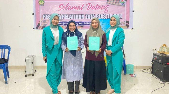 Puluhan Ibu-ibu Tim Penggerak PKK Desa Je'nemadinging,tampak antusias dalam mengikuti Pelatihan Make Up yang diselenggarakan di Aula Kantor Desa Je’nemadinging,  Kecamatan Pattallassang, Gowa, Selasa (12/12).