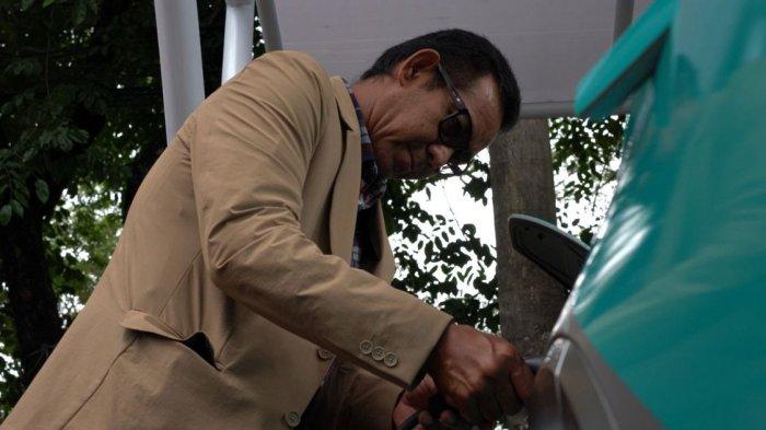 GM PLN UID Sulselrabar, Moch. Andy Adchaminoerdin tengah melakukan pengisian daya di infrastruktur home charging kantor PLN UID Sulselrabar, Kota Makassar.