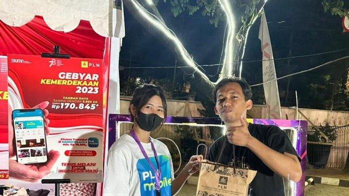 Pengunjung tengah mendatangi booth PLN dalam acara F8 Makassar 2023.