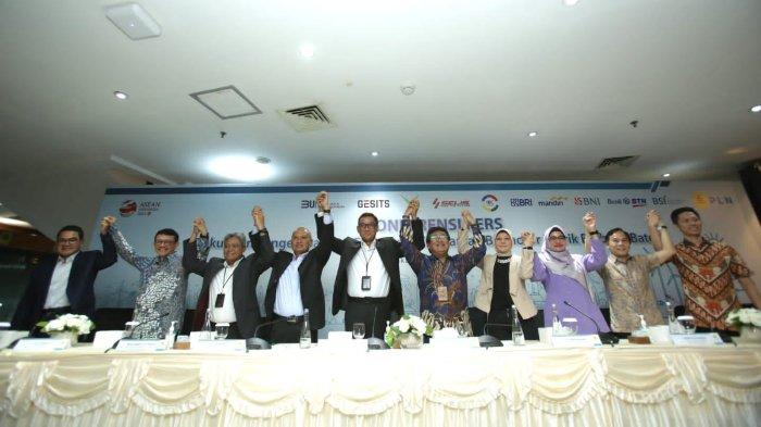 Pengguna kendaraan listrik menggunakan aplikasi PLN Mobile