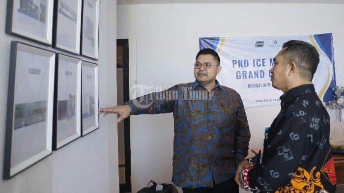 CEO Maesa Group, Bobby Wibowo (kiri) memperlihatkan foto mesin es kepada kadis Perikanan Sulsel, Muhammad Ilyas (kedua kiri  disela acara Grand opening kantor cabang PND Ice Machine  yang berlangsung di Menara Bosowa lantai 8, Makassar, Kamis (10/10/2024). PND Ice Machine dikenal sebagai produsen mesin berkualitas, seperti mesin es balok, mesin es flake, mesin es slurry, cold room, hingga mesin es cube dan tube, semuanya bersertifikasi food grade. Kantor cabang di Makassar ini adalah yang pertama di luar Pulau Jawa.