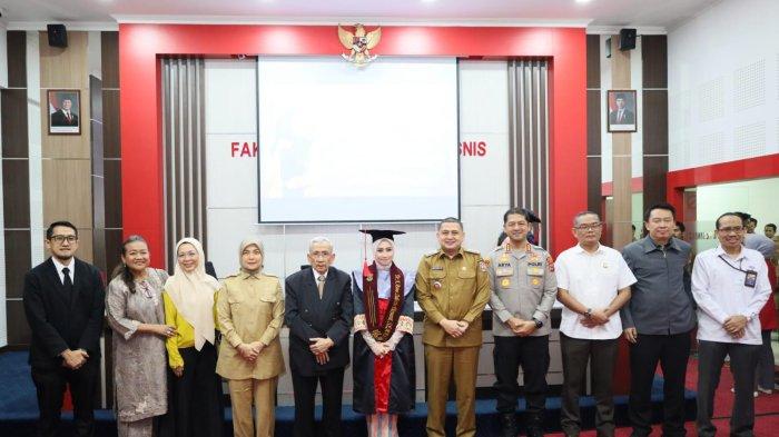 PROMOSI DOKTOR - Wali Kota Makassar Munafri Arifuddin, Wakil Wali Kota Makassar Aliyah Mustika Ilham, dan Ketua TP PKK Kota Makassar Melinda Aksa menghadiri promosi doktor Inspektur Daerah Kota Makassar, A. Asma Zulistia Ekayanti di Kampus Unhas, Selasa (4/3/2025)
