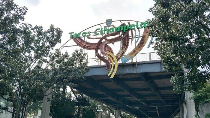 PROYEK RIDWAN KAMIL - Kondisi Teras Cihampelas saat ini, banyak vandalisme dan kerusakan beberapa ornamen.