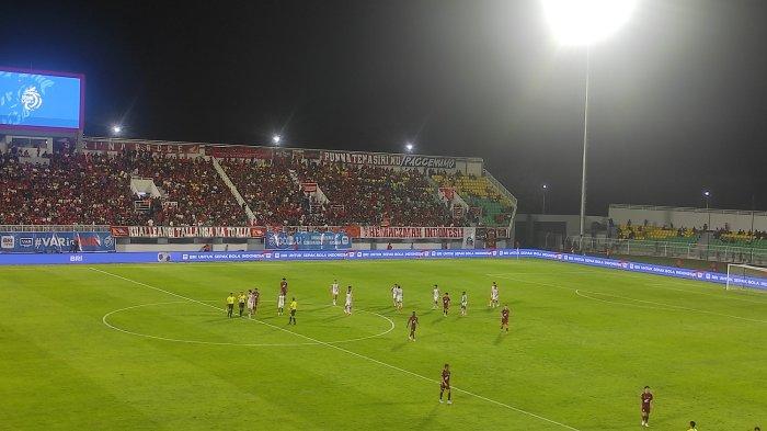 JALANNYA PERTANDINGAN - Suasana pertandingan PSM Makassar vs Bali Unitef di Stadion BJ Habibie, Parepare, Jumat (25/5/2025) malam. PSM 0-1 Bali United babak pertama.