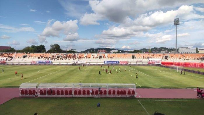 JALANNYA PERTANDINGAN - PSM Makassar vs Borneo FC di Stadion Segiri, Samarinda, Kalimantan Timur, Jumat (18/4/2025). PSM 0-1 Borneo.