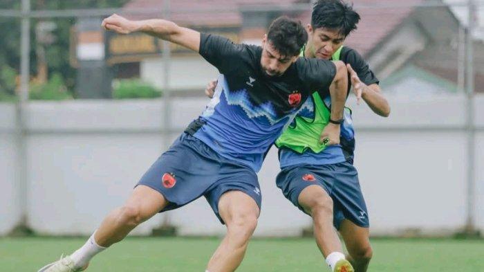 PSM LIBUR - Striker PSM Makassar, Matheus Silva duel dengan bek Sulthan Zaky di sesi latihan di Stadion Kalegowa, Kabupaten Gowa, Kamis (26/3/2025). PSM Makassar liburkan skuad jelang semifinal ASEAN Club Championship 2024/2025.