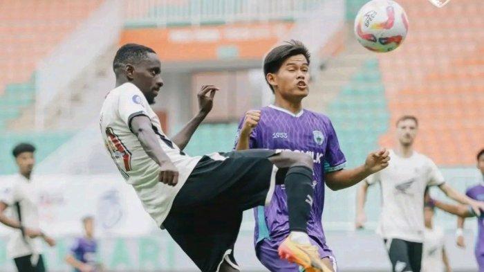 PSM MAKASSAR – Gelandang PSM Makassar, Latyr Fall, berebut bola dengan pemain Persita Tangerang pada pekan ke-17 Liga 1 2024/2025 di Stadion Pakansari, Bogor, Minggu (29/12/2024). PSM punya catatan mentereng saat bertemu Persita.