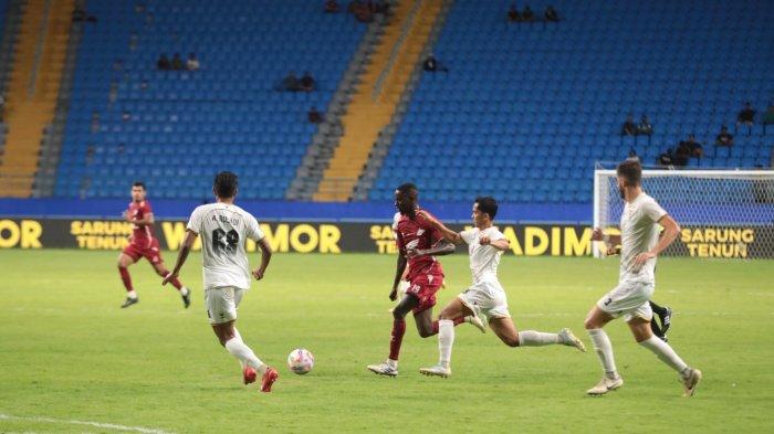PSM MAKASSAR - Gelandang PSM Makassar, Latyr Fall, dikawal tiga pemain Madura United pada pekan 8 Liga 1 2024/2025 di Stadion Batakan, Balikpapan, Kalimantan Timur, Jumat (18/10/2025). Pengamat Sepak Bola, Imran Amirullah, menyebutkan bahwa mental pemain bisa menjadi penentu kemenangan dalam laga PSM Makassar melawan Madura United.