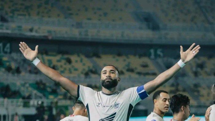 PSM MAKASSAR - Yuran Fernandes saat melawan Persebaya di Liga 1 2024/2025. Ia disanksi larangan bermain 12 bulan. 