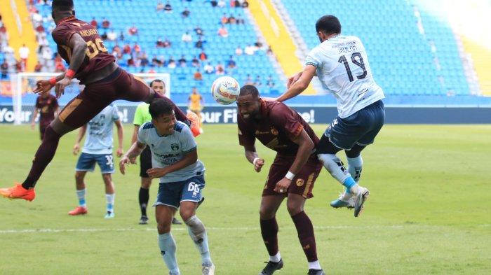Pemain PSM Makassar, Yuran Fernandes dengan pemain Persita, Javlon Guseynov di Stadion Batakan, Balikpapan, Kalimantan Timur, Minggu (4/2/2024). PSM Makassar menang 4-0 atas Persita.