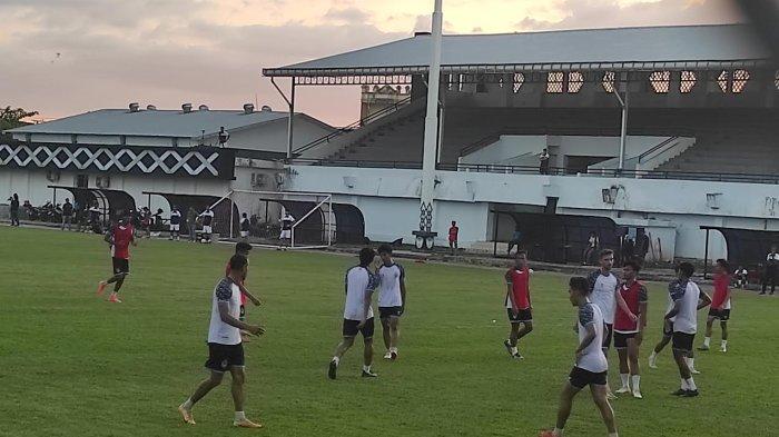 PSM Makassar latihan di Stadion Kalegowa, Jl Poros Pallangga, Kecamatan Pallangga, Kabupaten Gowa, Sulawesi Selatan, Kamis (1/8/2024).