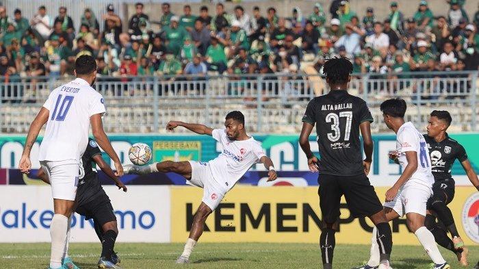 PSM Makassar vs Persebaya saat bertemu di Stadion Gelora Joko Samudro, Gresik, Jawa Timur pada 24 Februari 2023. PSM Makassar berhasil menang dengan skor 1-0 dari Persebaya.
