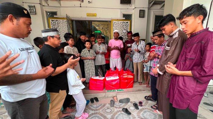 Pengurus Masjid Tauhid Mattoanging Makassar berdoa bersama punggawa PSM yang juga pemain Timnas Indonesia Muflih Hidayat dan official PSM Makassar usai menerima sedekah pabuka di halaman masjid, Makassar, Minggu (2/3/2025) sore. Bagi-bagi sedekah takjil pabuka puasa seperti dilakukan official PSM Makassar setiap bulan Ramadhan.