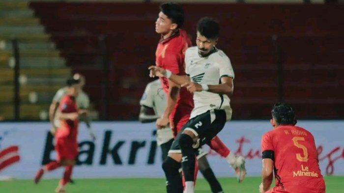 Pemain PSM Makassar berjibaku dengan pemain Persija Jakarta di pekan ketujuh Liga 1 2024/2025 yang berlangsung di Stadion Sultan Agung, Bantul, Yogyakarta, Minggu (29/9). Pada pertandingan ini, PSM Makassar bermain imbang 1-1.