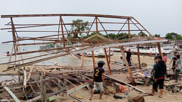 PUTING BELIUNG - Desa Dadeko dan Kelurahan Bonepute di Kecamatan Larompong Selatan, Kabupaten Luwu, Sulawesi Selatan diterjang angin puting beliung. Camat Larompong Selatan, Ada 40 rumah terdampak dan 15 rumah warga rusak berat akibat peristiwa angin puting beliung di Luwu.