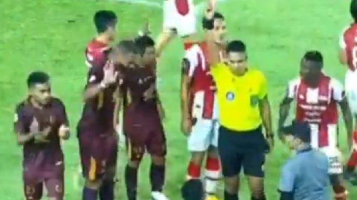 Pada menit 25, Persis harus bermain dengan 10 pemain lantaran kipernya M Riyandi diganjar kartu merah pada laga kontra PSM Makassar di pekan 27 Liga 1 2023/2024, Senin (4/3/2024).